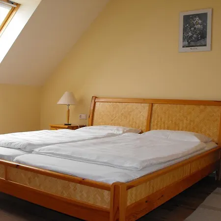 Hotel Jozsi Bacsi Szallodaja 3*