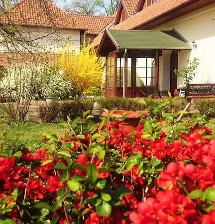 Hotel Jozsi Bacsi Szallodaja 3*