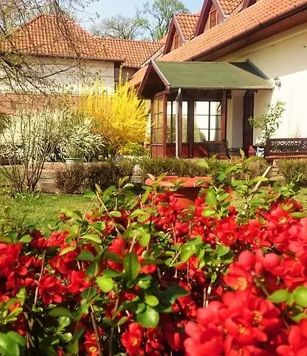 Hotel Jozsi Bacsi Szallodaja 3*